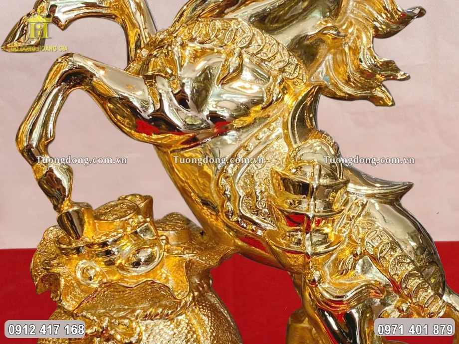 Thỏi vàng vắt qua yên ngựa